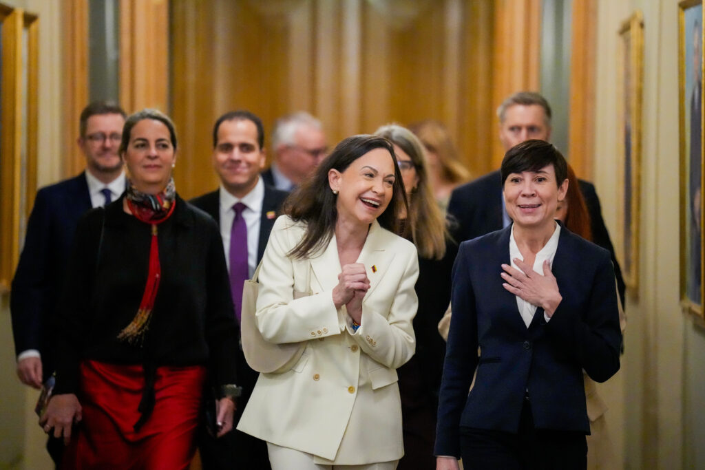 Julian Assange: Sweden Broke Its Own Laws With Nobel Prize to Venezuela’s Machado